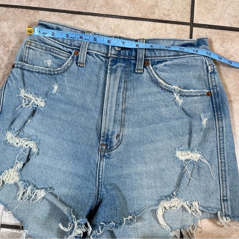 Abercrombie & Fitch Curve Love High Rise Mom Short‎ Size 26/2 Distressed - Picture 6 of 6